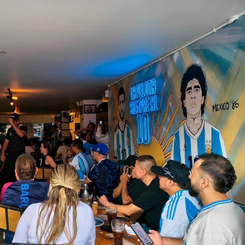 Los aficionados argentinos (y colombianos que apoyaban a Argentina), disfrutaron en El Quilombo de Envigado. Foto: Brandon Martínez González