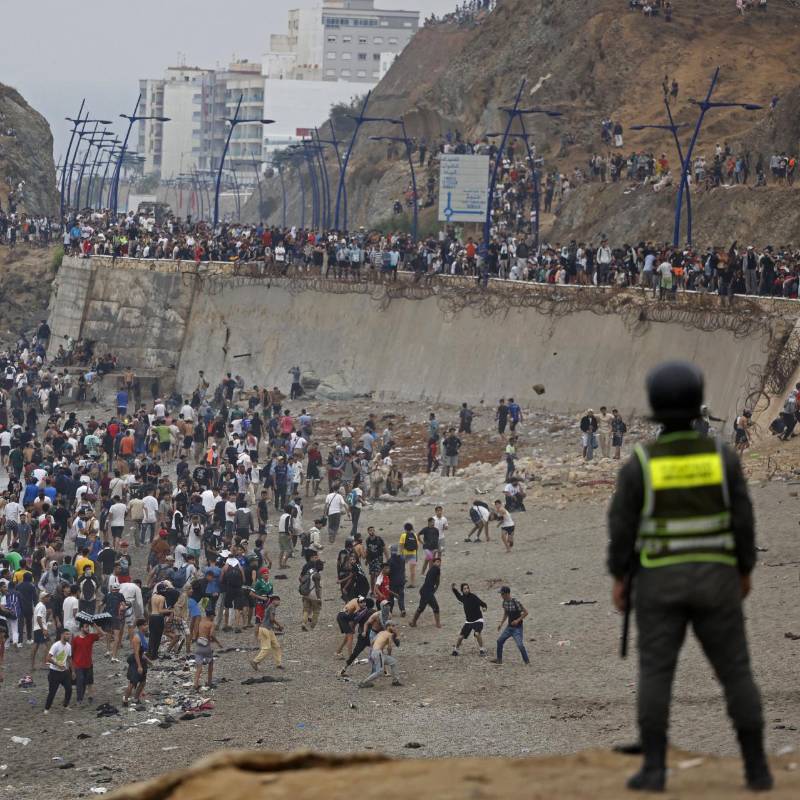 La presión de la crisis migratoria en Ceuta ha terminado por sacudir los cimientos de la Unión Europea, llevando a Italia a tomar una drástica decisión sobre las fronteras con España. FOTO: AFP