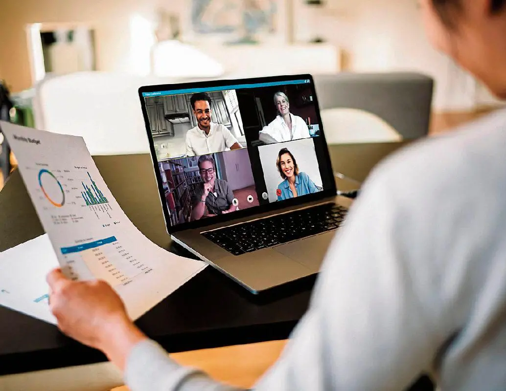 Persona en una entrevista virtual para acceder a un trabajo remoto. FOTO: GETTY