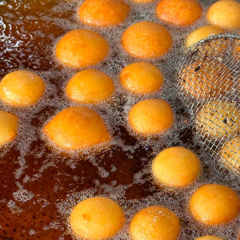 Ya casi llega la navidad y con ella el olor a buñuelos recién hechos en todas las cocinas de la ciudad. FOTO: María Franco