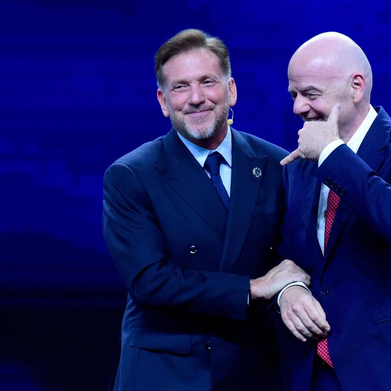 El presidente de la Conmebol, Alejandro Domínguez, siempre se ha mostrado cercano al presidente de la Fifa, Gianni Infantino. Foto: AFP