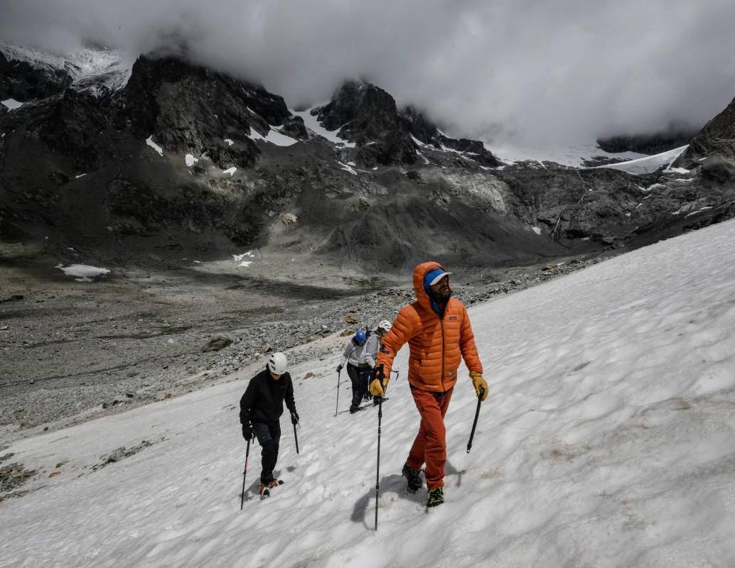Los aprendices de montañismo practican caminar por empinadas laderas nevadas. FOTO: AFP. 