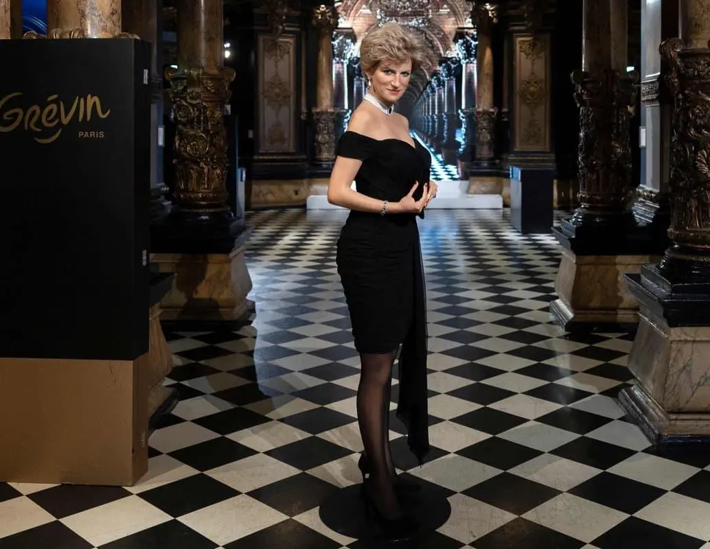 La escultura recrea a Diana con su emblemático vestido negro, accesorios clásicos y bolso en mano, un tributo especialmente simbólico para París, ciudad marcada por su trágica muerte en 1997. FOTO: AFP. 