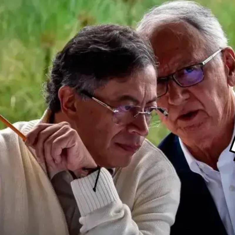 El presidente Petro junto a su ministro de Salud, Guillermo Alfonso Jaramillo. Foto: Colprensa.