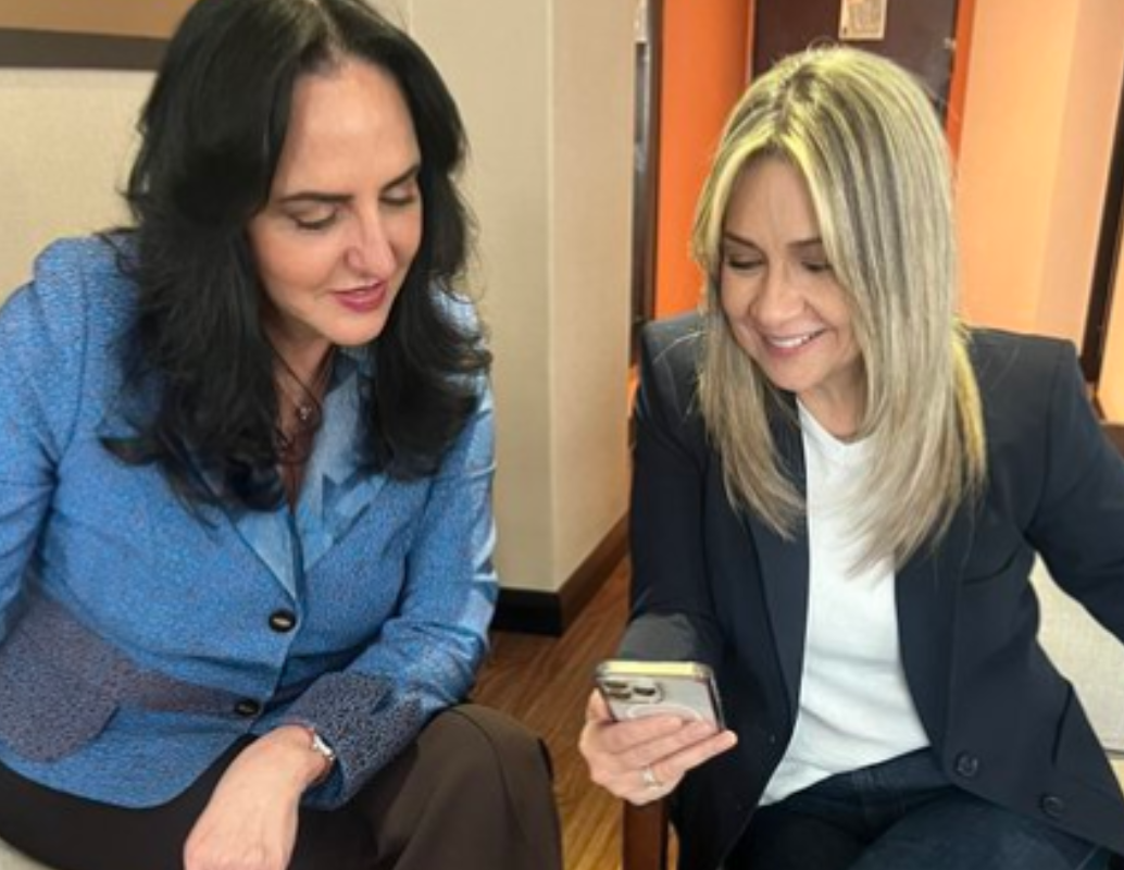 Una reunión entre las precandidatas presidenciales Vicky Dávila y María Fernanda Cabal levantó sospechas sobre una eventual alianza en la derecha colombiana. FOTO: Tomada de X @VickyDavilaH