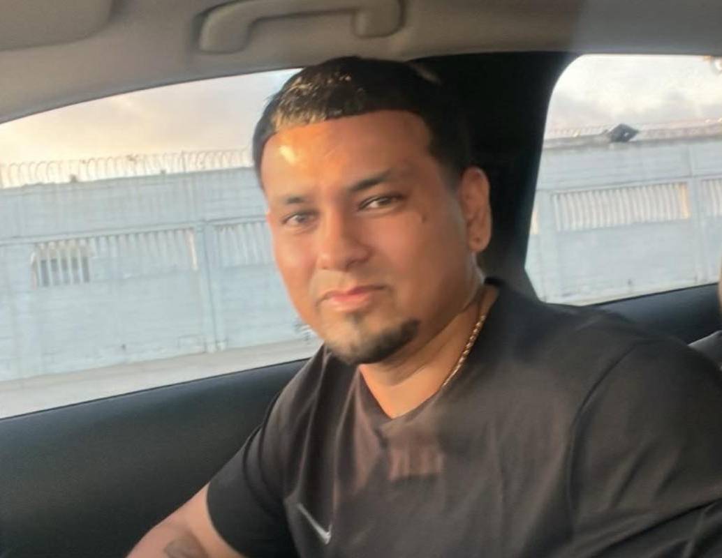 Galo Javier Suárez Román, alias ‘Gato Negro’, fue capturado en Barranquilla en un operativo conjunto entre autoridades de Colombia, Ecuador y Estados Unidos. Sobre él pesaba una circular roja de Interpol. FOTO: @JohnReimberg vía X. 