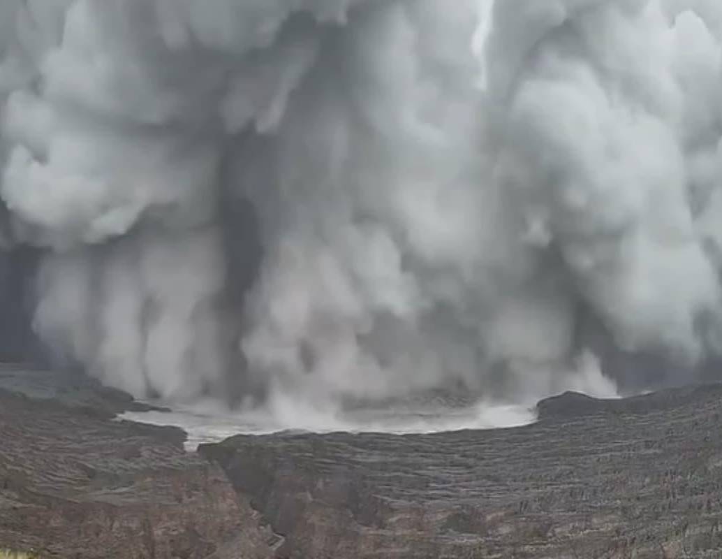 El volcán Taal, situado a unos 70 kilómetros de Manila, permanece bajo vigilancia permanente por ser uno de los sistemas volcánicos más activos y peligrosos de Filipinas. FOTO: Captura de video @PhilippineStar vía X.