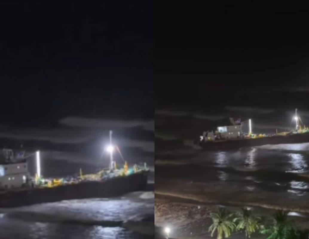 El buque de carga quedó varado en la playa Los Cocos, en Santa Marta, tras ser empujado por olas de hasta cuatro metros generadas por el mar de leva en el Caribe colombiano. FOTO: captura de video. 