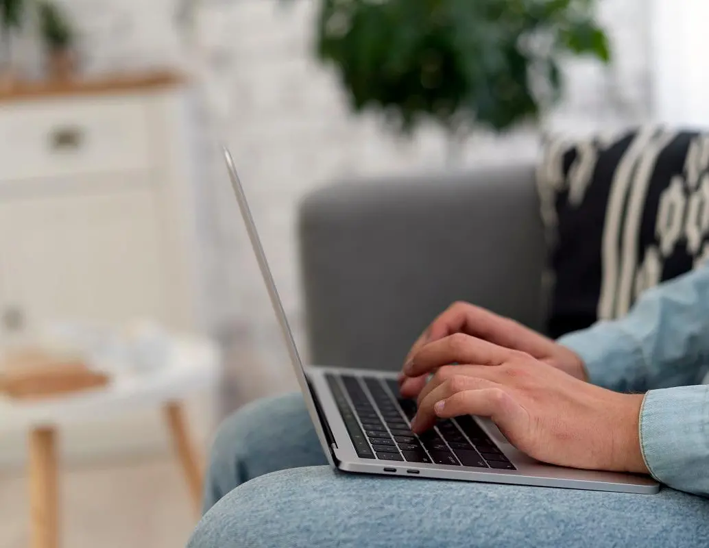 Persona ejerciendo sus labores desde la modalidad del teletrabajo. FOTO: FREEPIK