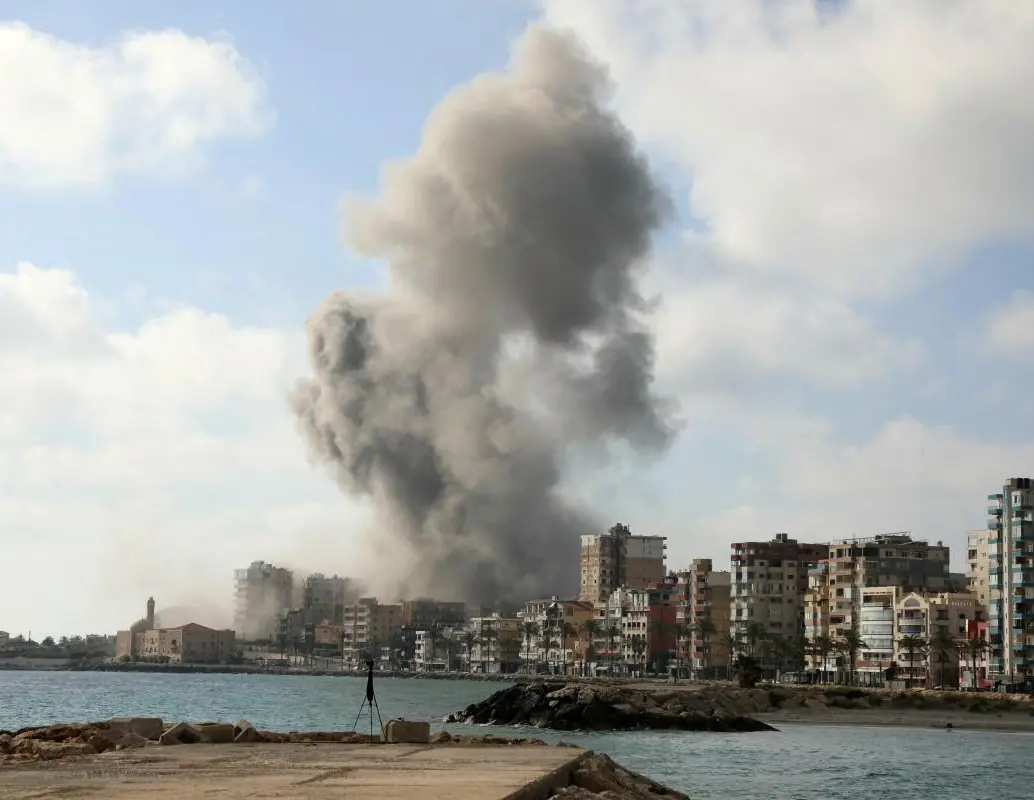 La escalada ocurre tras nuevos bombardeos israelíes en Beirut y llevó a la suspensión de clases en Israel y de vuelos en el aeropuerto internacional de Teherán. Foto: Kawnat HAJU / AFP