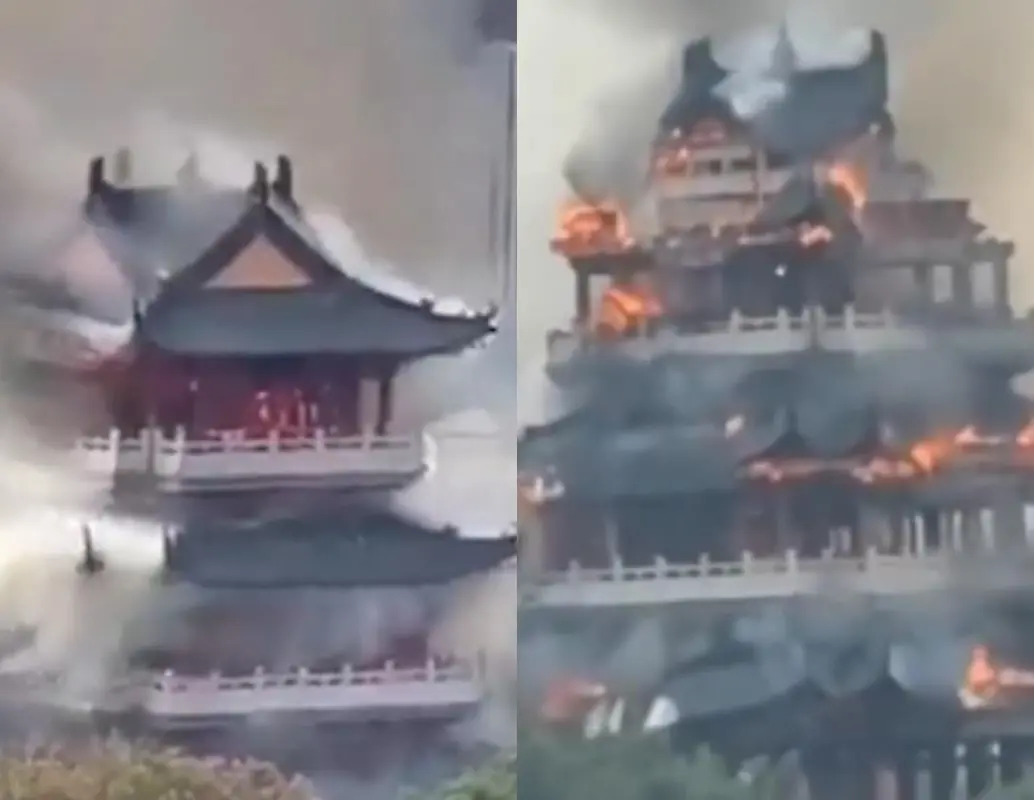 Pabellón Wenchang del templo Yongqing quedó reducido a escombros tras el incendio. FOTO: captura de video en X. 