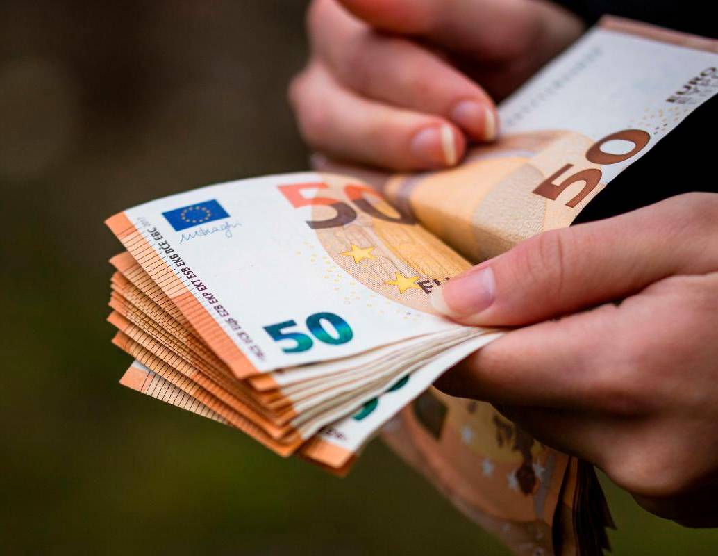 En seis meses, el euro pasó de máximos cercanos a $4.850 a niveles alrededor de $4.390, reflejando el fortalecimiento del peso colombiano y un mejor escenario para viajes e inversiones en Europa. FOTO: GETTY