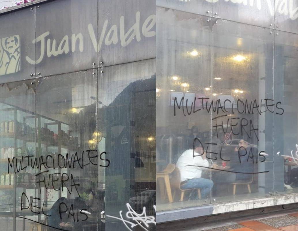 Una tienda de Juan Valdez fue vandalizada durante las manifestaciones del 21 de mayo en Bogotá, lo que desató un debate sobre la historia de la marca y su vínculo con los caficultores colombianos. FOTO: redes sociales.