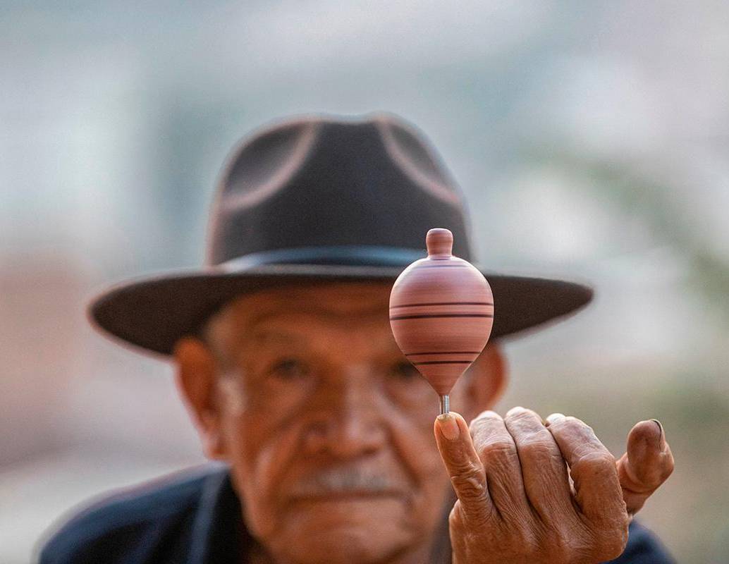 Don Antonio con su habilidad natural y acompañado de su torno, no solo fabrica trompos sino también pirinolas y yoyos, entre otros juegos tradicionales. Foto: Esneyder Gutiérrez