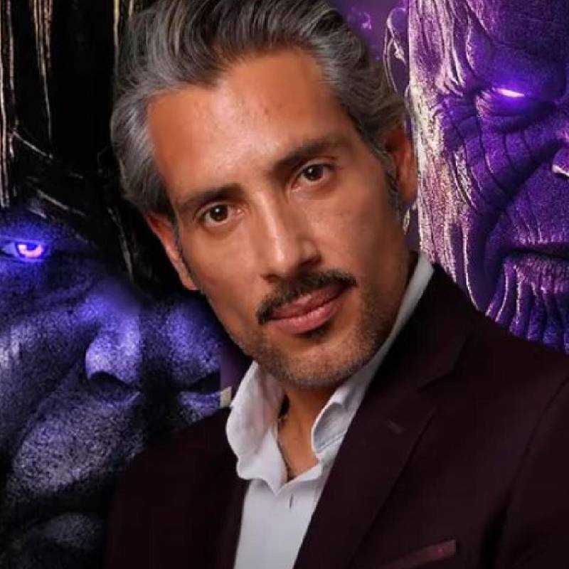 Tinoco lleva más de veinte años radicado en México, la capital del doblaje latino, prestando su voz a personajes como Thanos, Jiren y Darth Vader. FOTO Instagram @bazingaonline