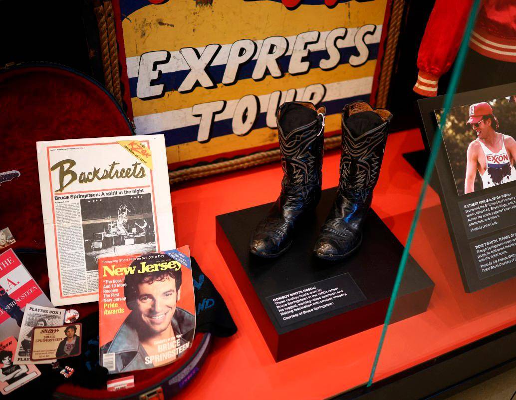 Un par de botas de vaquero se exhiben durante una presentación a la prensa del “Centro Bruce Springsteen para la Música Estadounidense” en el campus de la Universidad de Monmouth en West Long Branch, Nueva Jersey. Foto Afp