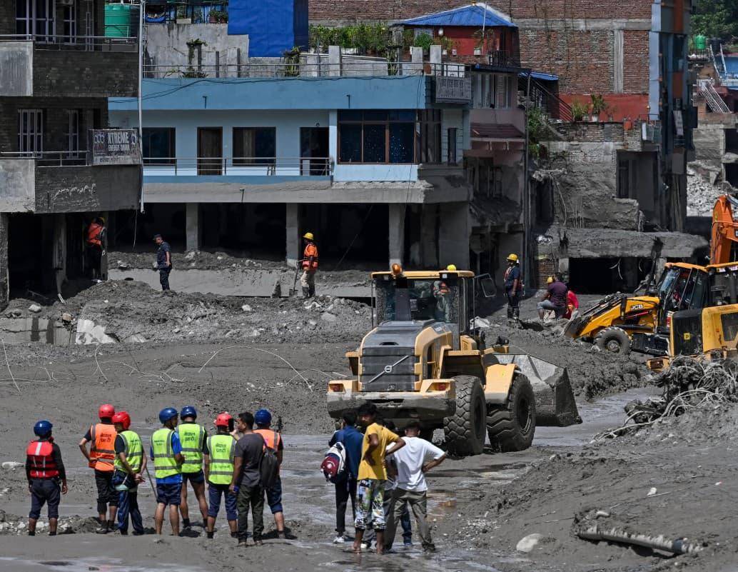 Equipos de emergencia trabajan en las zonas afectadas por las inundaciones en Nepal, mientras continúan las labores de búsqueda de desaparecidos tras la tragedia en el Himalaya. FOTO: AFP. 