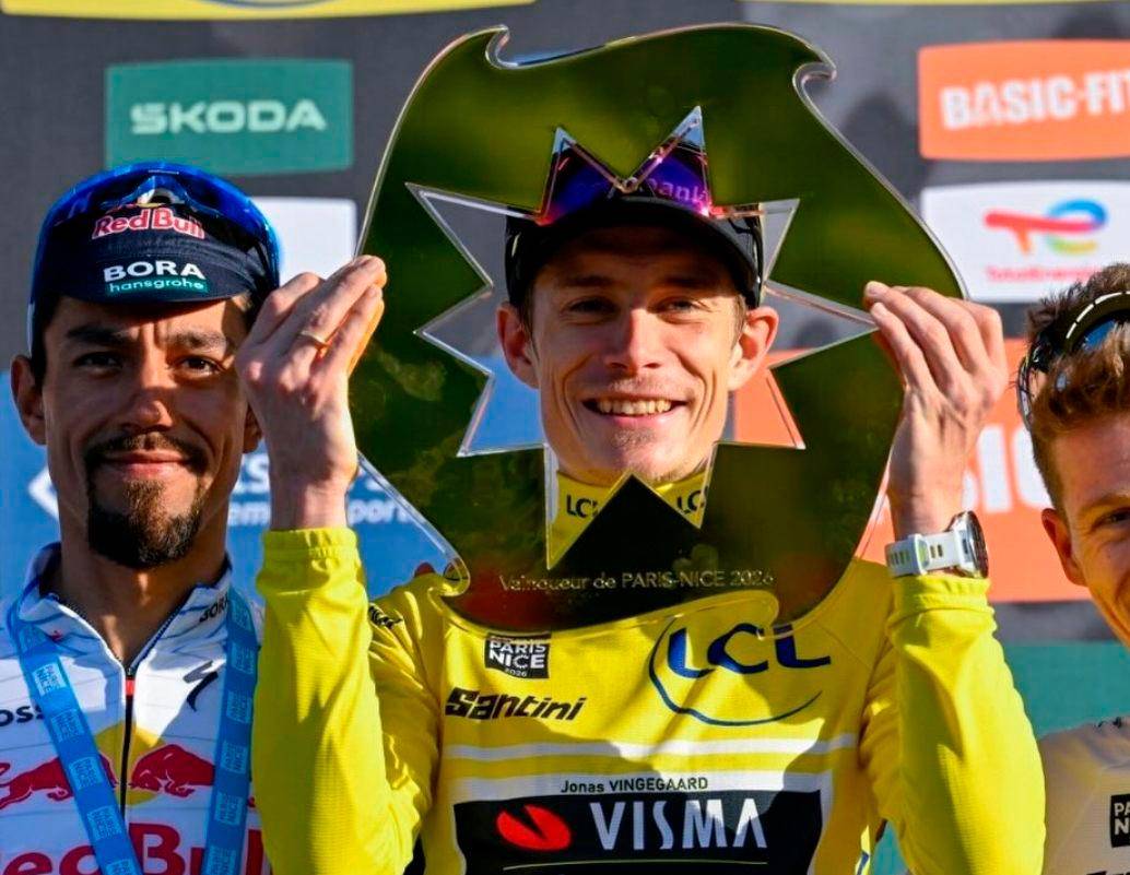 Así quedó conformado el podio de la París-Niza 2026: Jonas Vingegaard, en el centro; Daniel Felipe Martínez, a su izquierda, y Georg Steinhauser, a la derecha. FOTO Team Visma/Lease a Bike