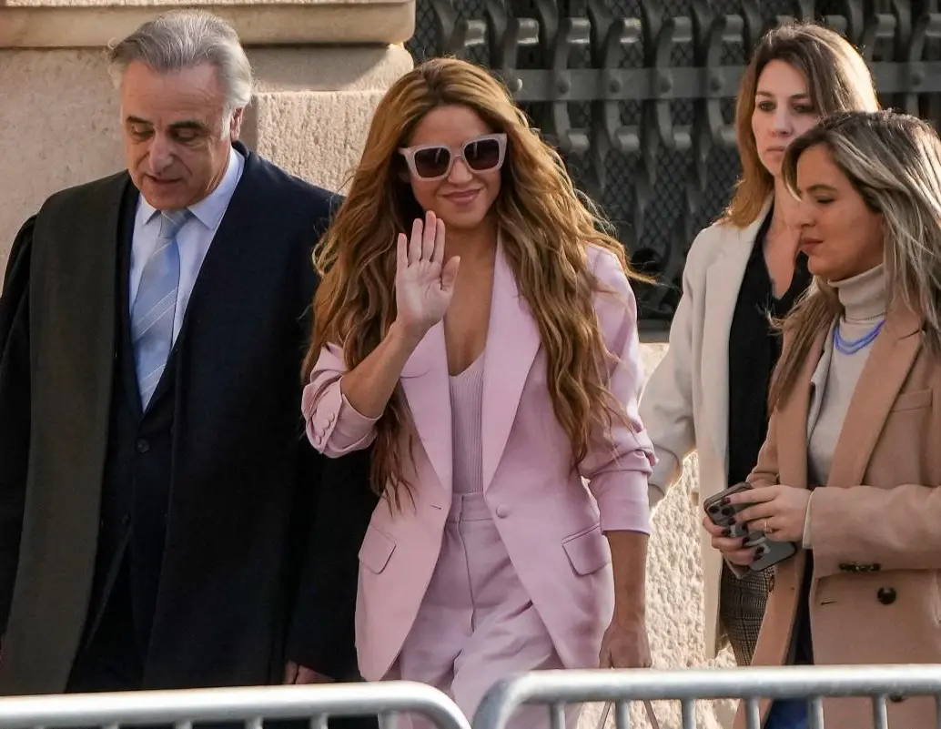 La cantante colombiana Shakira (segunda por la izquierda) llega con su abogado Pau Molins (izq.) al Tribunal Superior de Justicia de Cataluña para su juicio por fraude fiscal, en Barcelona, el 20 de noviembre de 2023. Ahora, los tribunales españoles han ordenado a la Hacienda Pública que reembolse a la artista más de 55 millones de euros que fueron cobrados indebidamente. FOTO: AFP.