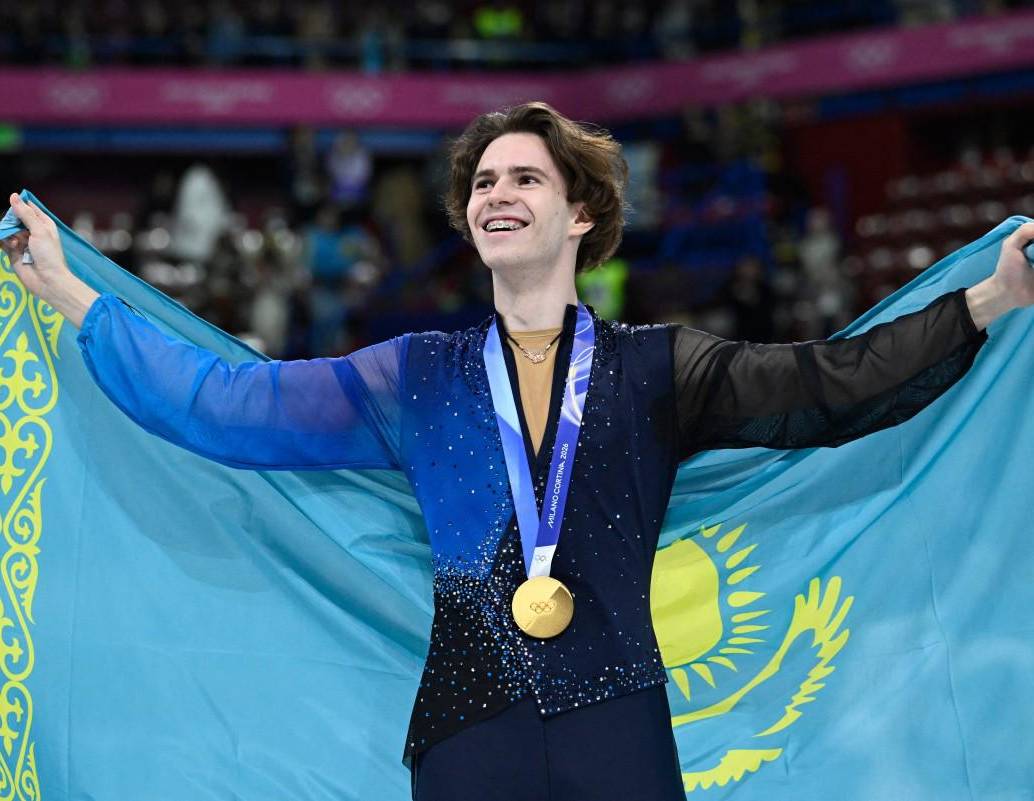 Mikhail Shaidorov celebra su histórica medalla de oro en los Juegos Olímpicos de Invierno Milano Cortina 2026, donde sorprendió al imponerse en la final masculina de patinaje artístico. FOTO: WANG Zhao / AFP.