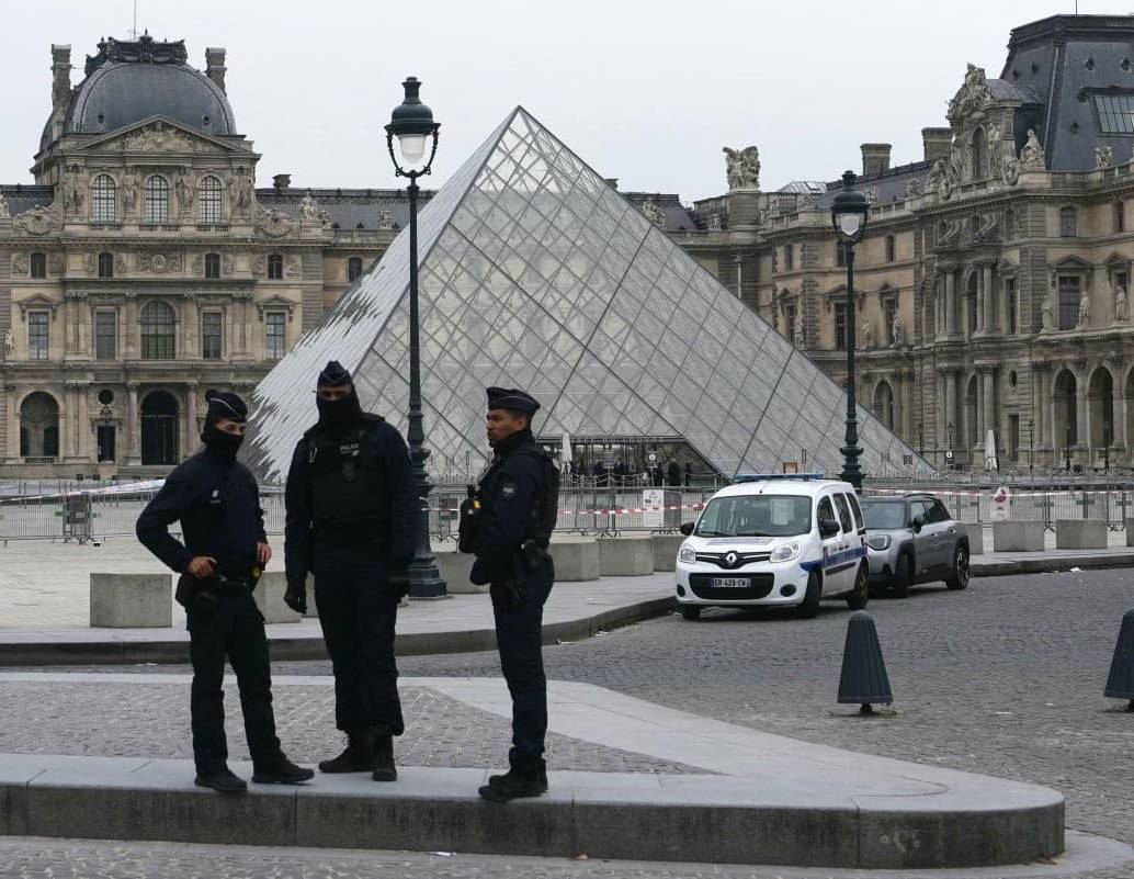Policías custodian el Museo del Louvre tras el robo de joyas de valor incalculable ocurrido la mañana del 19 de octubre de 2025 en París. FOTO: AFP.