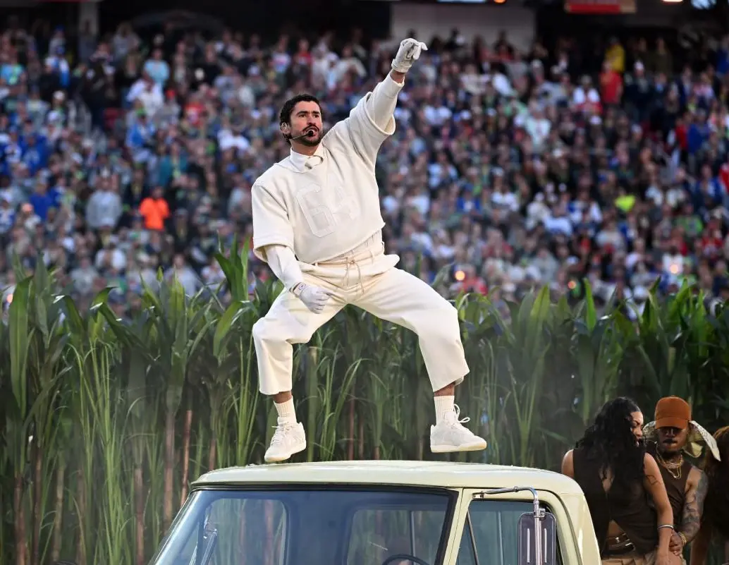 Bad Bunny durante su presentación en el show de medio tiempo del Super Bowl LX; la camiseta color crema fue uno de los símbolos centrales de la puesta en escena. FOTO AFP