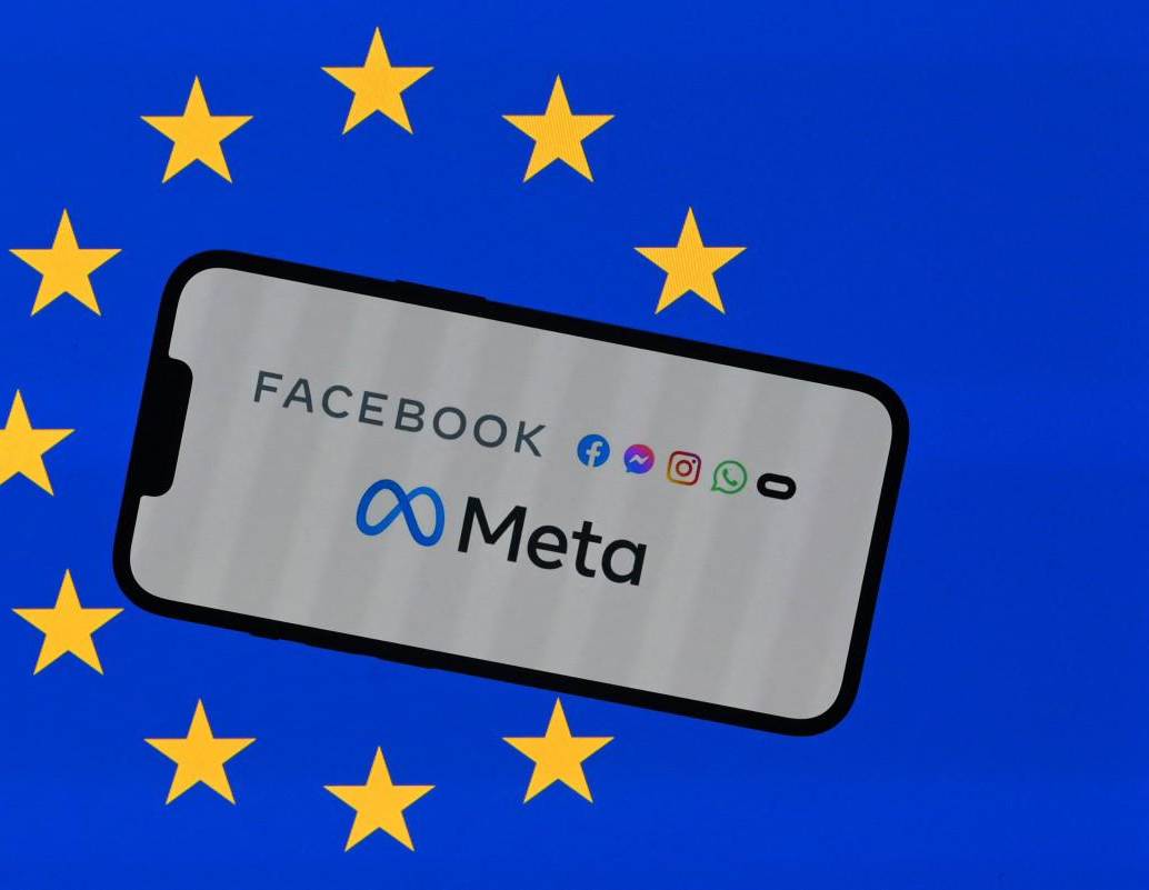 Una fotografía ilustrativa que muestra el logo de Meta en un teléfono frente a una bandera de la Unión Europea. FOTO: AFP