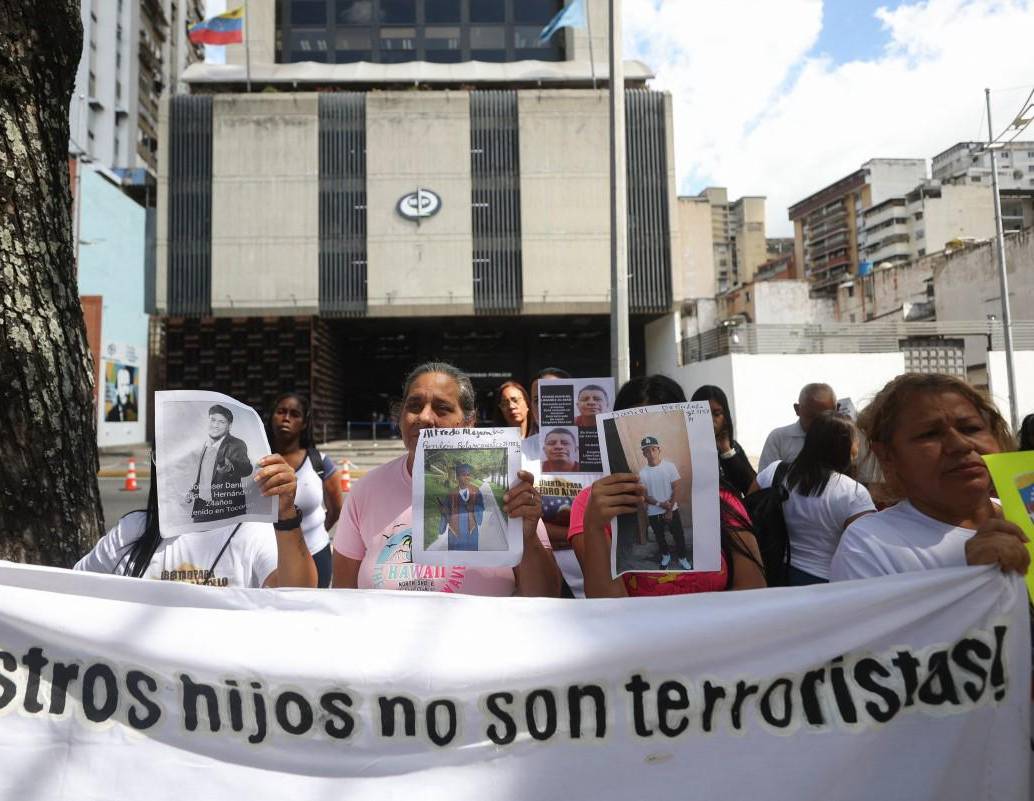 Familiares de personas detenidas durante las protestas tras las disputadas elecciones presidenciales del 28 de julio de 2024. FOTO: AFP.