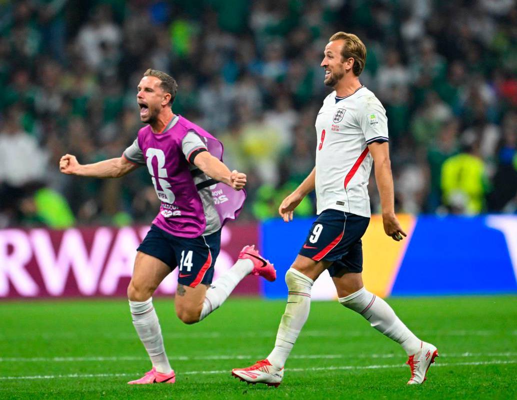 El volante inglés Jordan Henderson es uno de los líderes que tiene la selección de su país en Norteamérica 2026. En la foto festeja junto a Harry Kane. Foto: AFP