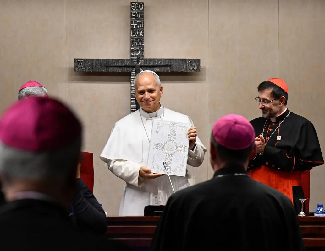 El papa León XIV interviene durante su visita oficial a España, donde condenó los abusos sexuales en la Iglesia, defendió los derechos de los migrantes y llamó a proteger la vida humana desde la concepción hasta la muerte natural. FOTO: AFP.