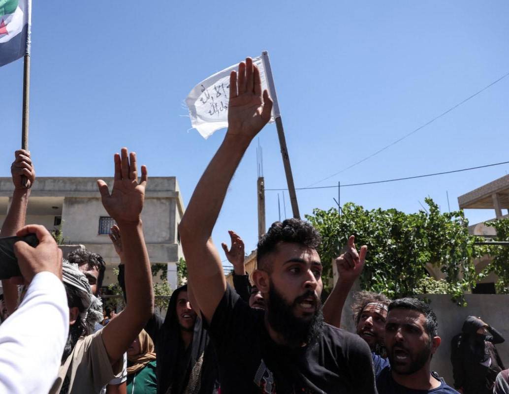 La gente celebra en un barrio habitado por beduinos, en Sweida, tras la llegada de miembros de las fuerzas de seguridad de Siria tras los enfrentamientos entre tribus beduinas y combatientes drusos. FOTO: AFP.
