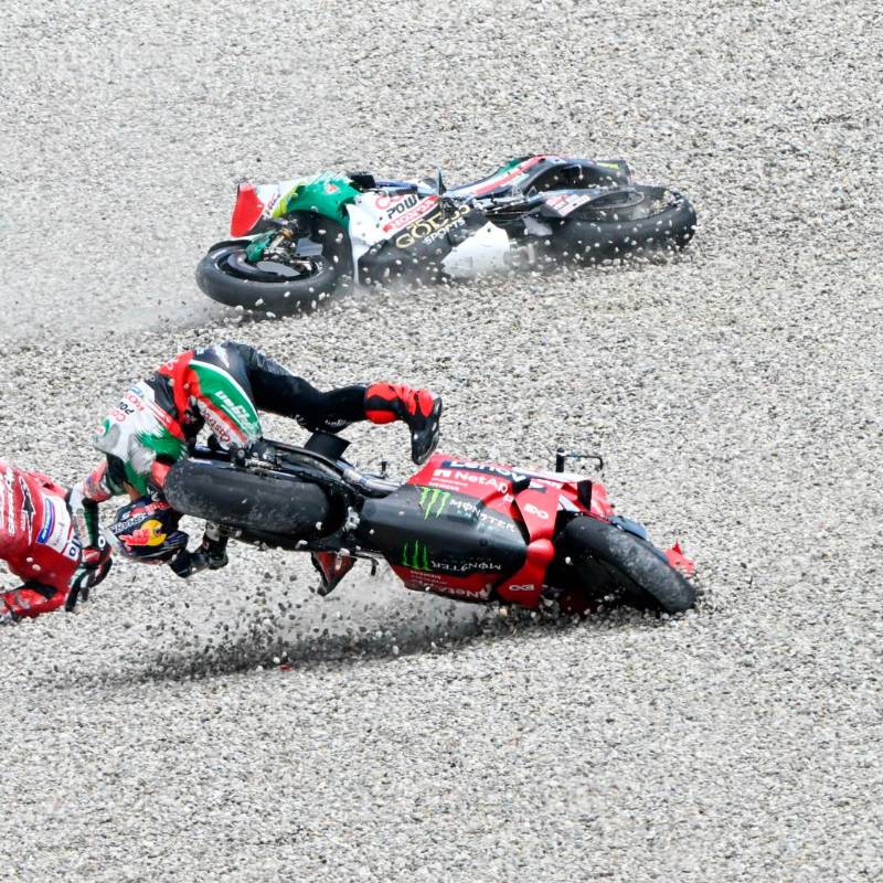 Joan Zarco y Pecco Bagnaia en el choque triple con Luca Marini. FOTO: GETTY