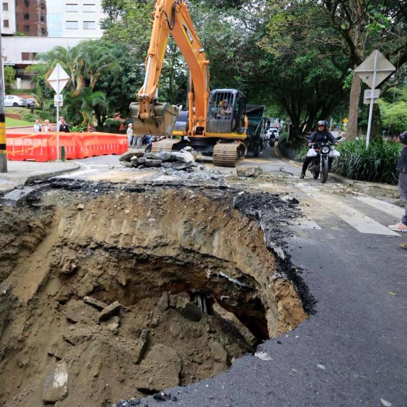 Esta es la socavación que provocó el cierre de la avenida El Poblado, a la altura del hotel Dann Carlton. Ya se están haciendo las primeras intervenciones. FOTO: Camilo Suárez