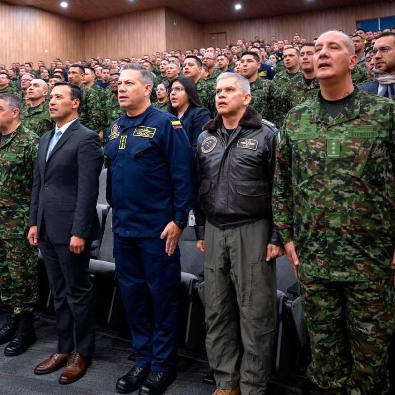 El ministro de Defensa, Pedro Sánchez, y la cúpula militar, presentaron en Bogotá el Comité de Revisión Estratégica e Innovación (CREI). FOTO: CORTESÍA MINDEFENSA.