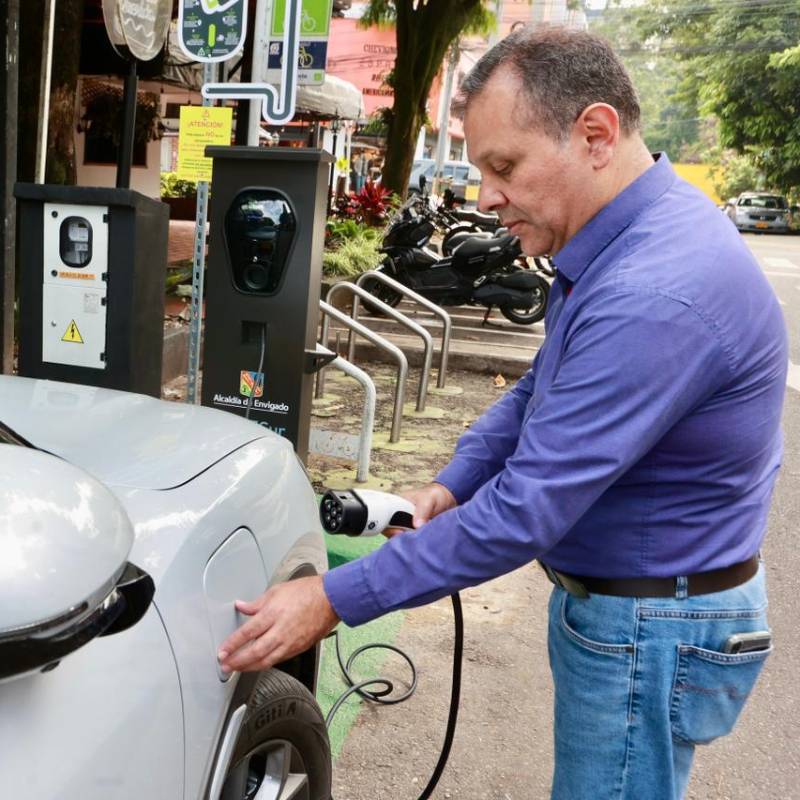 Una de las estaciones de carga para vehículos eléctricos de la primera red pública ubicada en Envigado. Foto: cortesía.