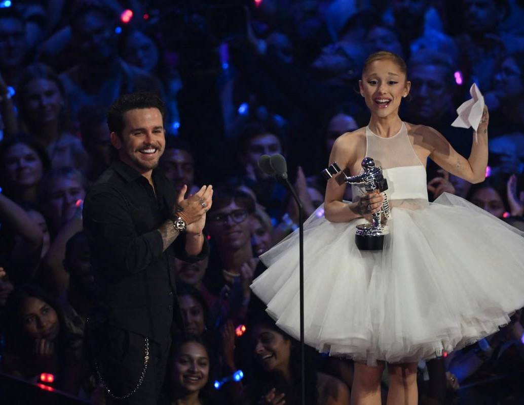 Ariana Grande recibió el premio al mejor video del año durante la ceremonia de los MTV Video Music Awards cerca de Nueva York. FOTO AFP