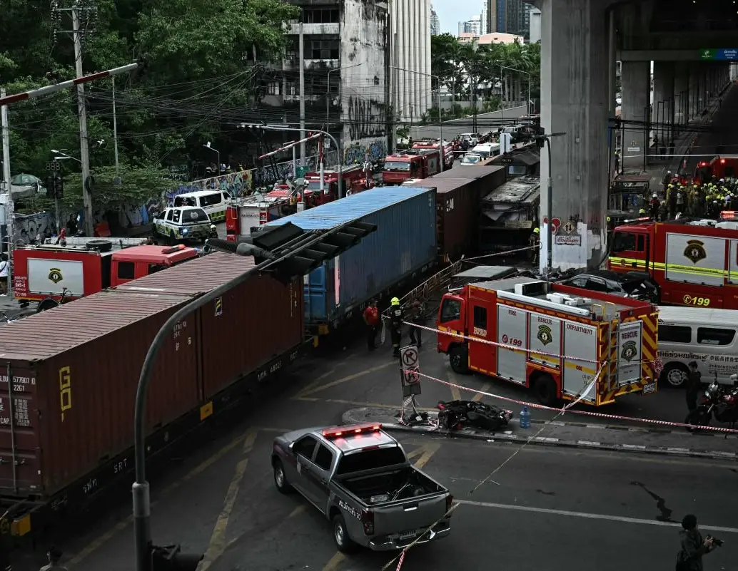 El accidente entre un tren y un autobús provocó un incendio en una concurrida zona de Bangkok. FOTO: AFP.