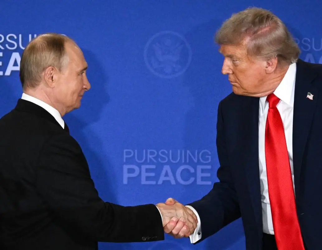 El presidente estadounidense Donald Trump y el presidente ruso Vladimir Putin, se dieron la mano al final de la cumbre sobre Ucrania en la base militar Elmendorf-Richardson, en Anchorage, Alaska. Imagen: AFP.