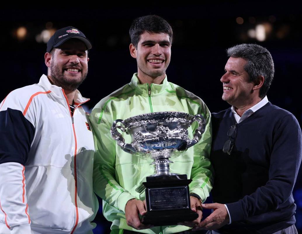 Carlos Alcaraz celebra su título en el Abierto de Australia tras vencer a Novak Djokovic en la final y convertirse en el campeón más joven de la era Open en conquistar los cuatro torneos de Grand Slam. FOTO: AFP.