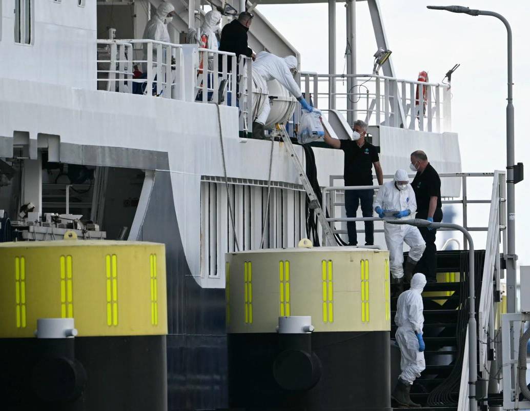 Un crucero golpeado por el mortal brote de hantavirus llega al puerto holandés de Rotterdam para su desinfección, poniendo fin a un viaje problemático que puso en alerta a las autoridades sanitarias internacionales. FOTO: AFP.