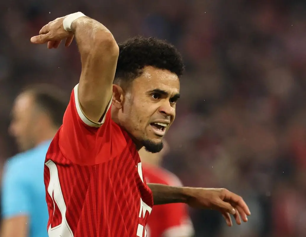 Luis Díaz reaccionó con evidente molestia contra el árbitro Joao Pinheiro tras una jugada polémica en la semifinal de Champions League entre Bayern Múnich y PSG. FOTO: AFP.