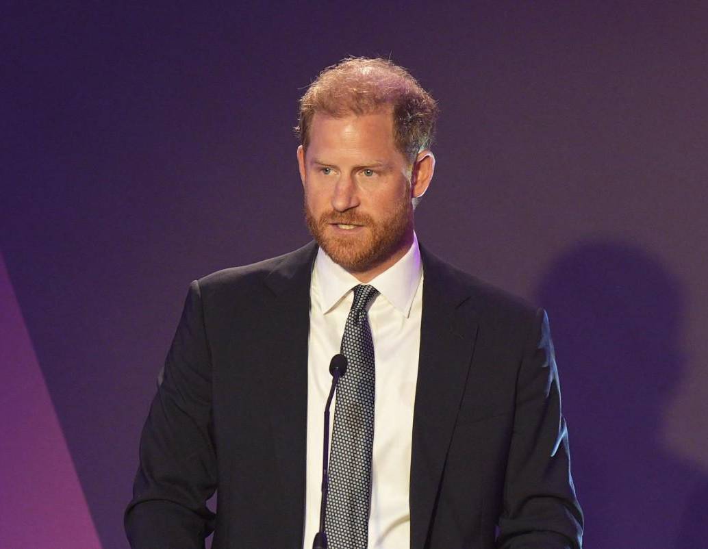El príncipe Harry llega a Londres para asistir a una gala benéfica, en medio de especulaciones sobre un posible encuentro con su padre, el rey Carlos III, tras años de tensiones familiares. Foto: AFP.