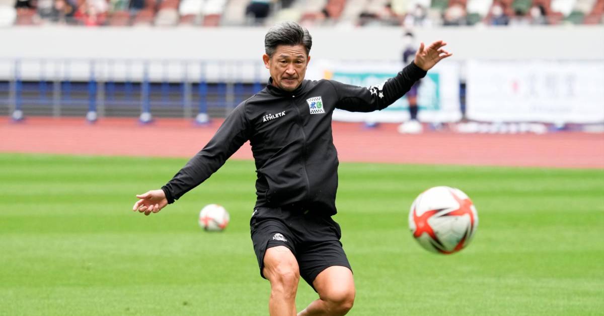 Miura, 56 anni, gioca ancora a calcio professionalmente