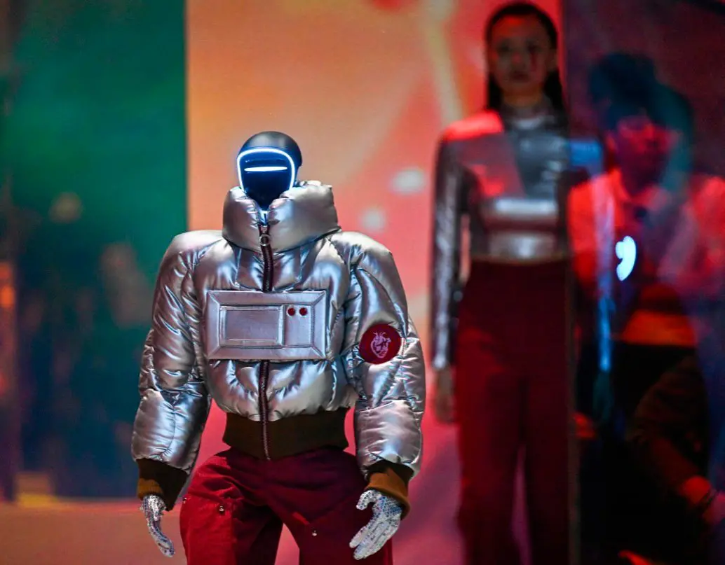 Un robot humanoide y una modelo desfilaron en “Mach33: Physical AI Fashion Show”. Foto Afp
