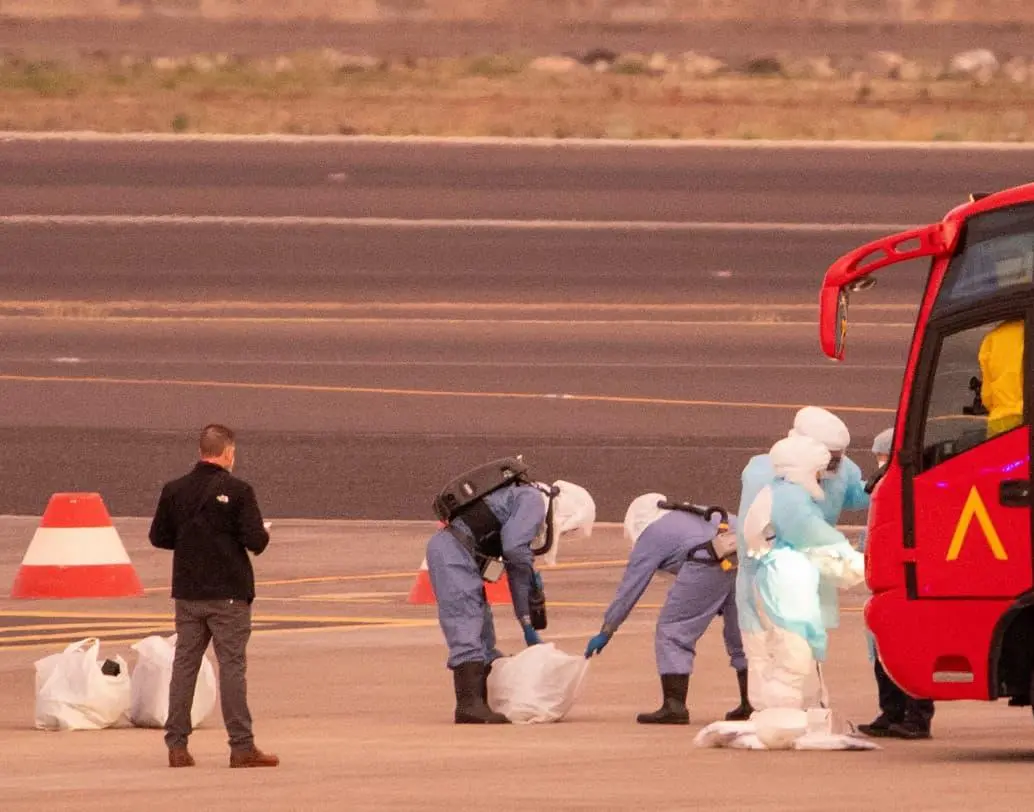 Equipos médicos y autoridades sanitarias supervisaron la evacuación de pasajeros del crucero Hondius en Tenerife tras la alerta mundial generada por varios casos de hantavirus. FOTO: AFP.