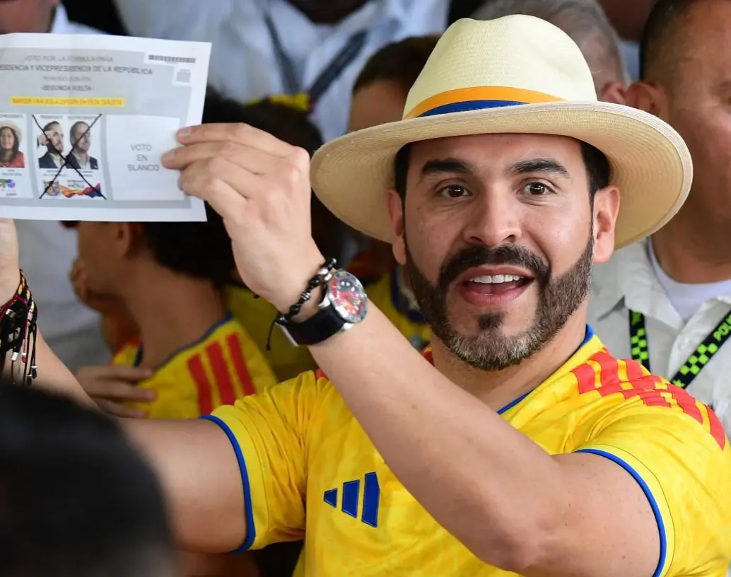 Abelardo De la Espriella votó en Barranquilla, mientras que su fórmula vicepresidencial, José Manuel Restrepo, ejerció su derecho al voto en Bogotá acompañado de su familia. FOTO: AFP. 