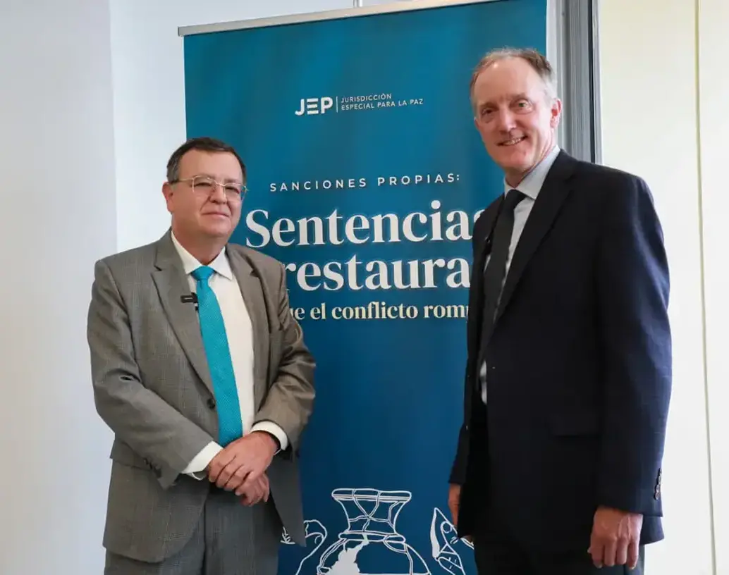 El presidente de la JEP, magistrado Alejandro Ramelli, se reunió con representantes de la ONU en Colombia para fortalecer la cooperación en la implementación de las sanciones propias. FOTO: JEP