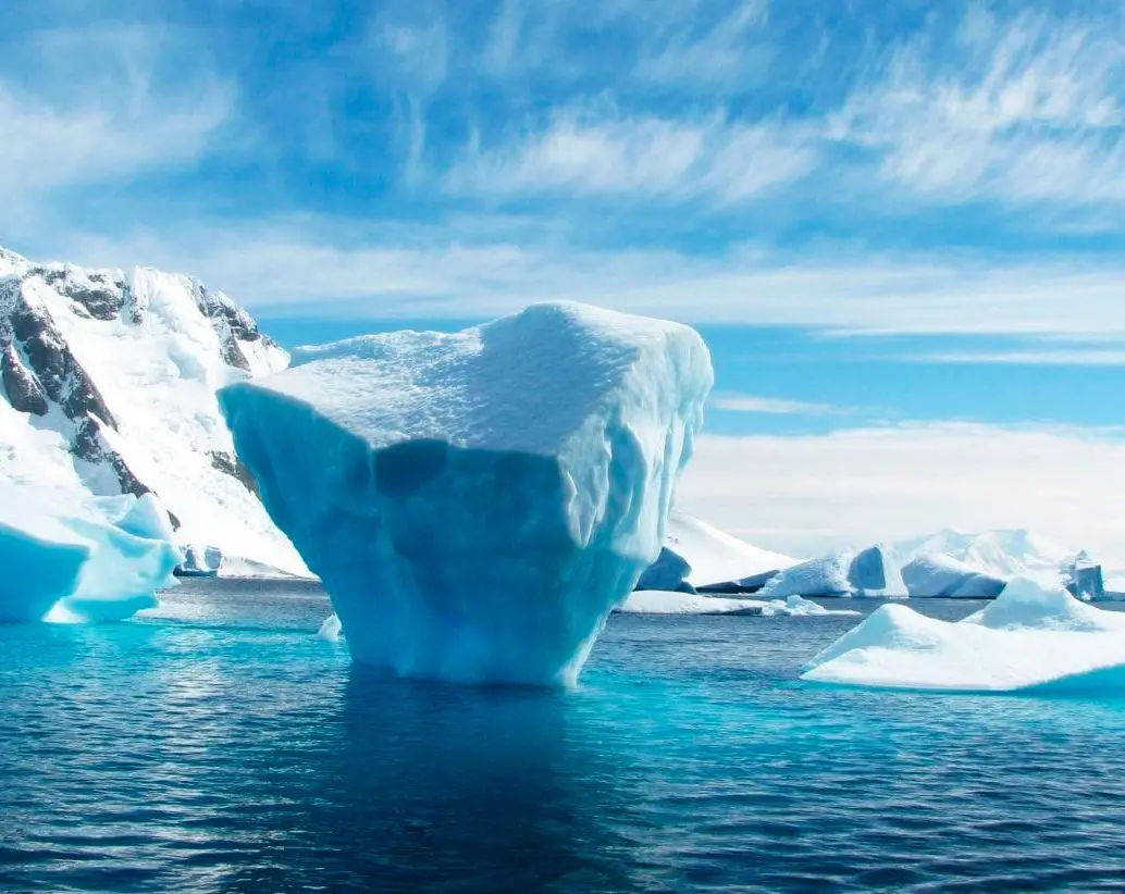 Las capas de hielo de Groenlandia y la Antártida están perdiendo miles de millones de toneladas de hielo al año, lo que contribuye al aumento del nivel del mar y pone en riesgo a comunidades costeras en todo el mundo. FOTO Europa Press