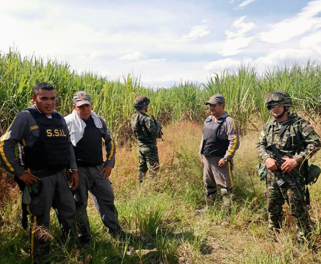 Algunos de los celadores rescatados en el municipio de Corinto, los cuales se habían escondido en un cultivo de caña junto a la vía. FOTO: CORTESÍA DEL EJÉRCITO.