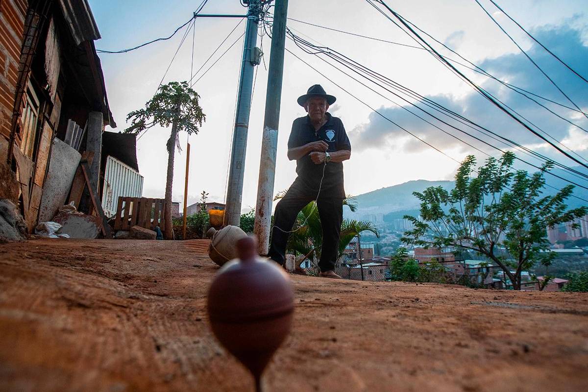 Además de ser un experto fabricando trompos también es reconocido por sus exhibiciones de manejo y destreza tirando los mismos. Foto: Esneyder Gutiérrez